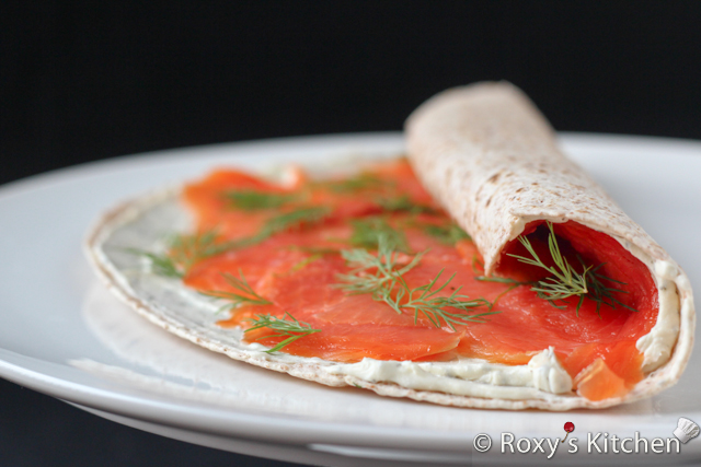 Salmón queso crema Tortilla Roll-Ups - tortillas rollo, envolverlos en papel plástico y refrigerar en la nevera hasta el momento de servir.