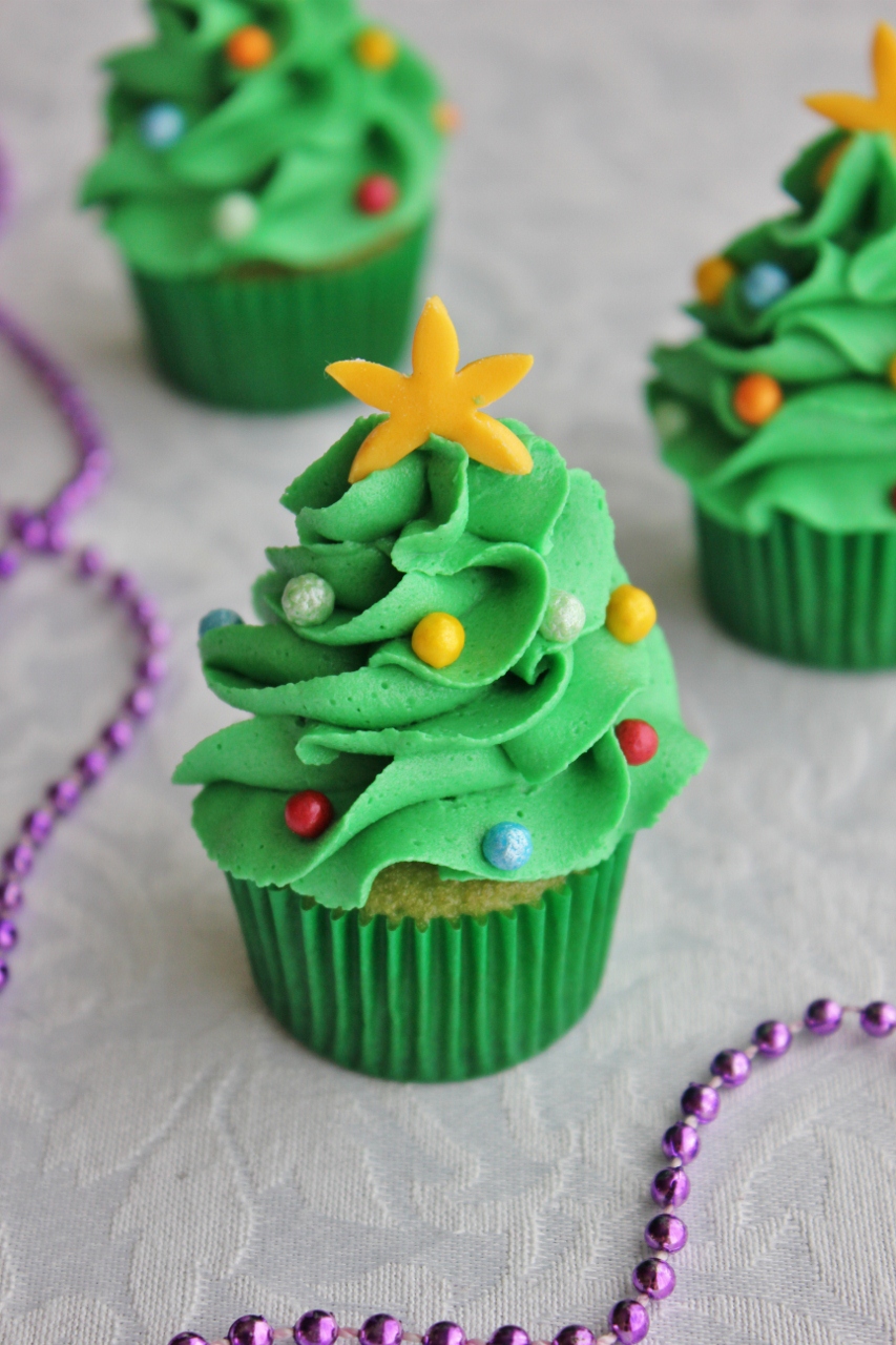 10 Irresistible Christmas Tree Cupcakes - Roxy's Kitchen